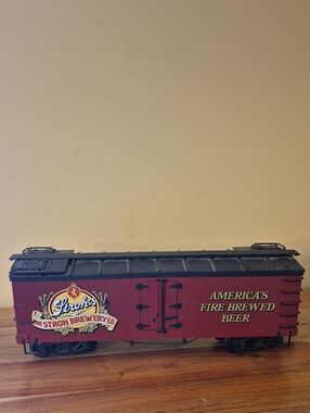 Delton Locomotive Stroh's Red Model Train G Scale Reefer Car